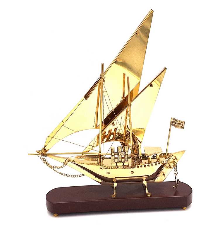 Sárgaréz hajómodell fa talapzaton, 43 cm, személyre szabható gravírozással