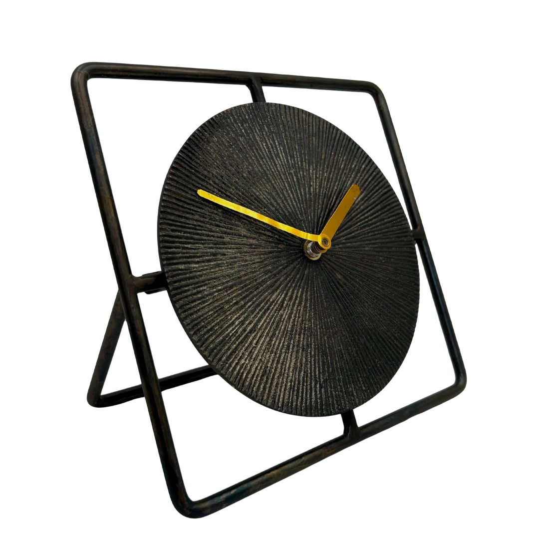Elegáns kerek fémóra 20 cm, fekete-arany, gravírozással személyre szabható