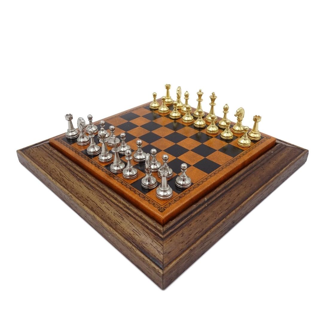 Exkluzív fém mágneses Italfama sakk, 18x18 cm, gravírozással történő személyre szabási lehetőséggel – elegáns ajándék minden alkalomra, barna-fekete sakktábla aranyszínű-ezüstszínű figurákkal