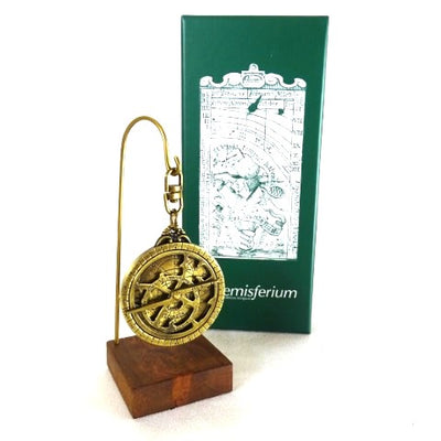 H81 miniatűr asztrolábium fa talpon, gravírozással személyre szabható – elegáns dekorációs elem ajándékba csillagászatkedvelőknek, magasság 13 cm, átmérő 4,5 cm, különleges kivitel gondos részletkidolgozással