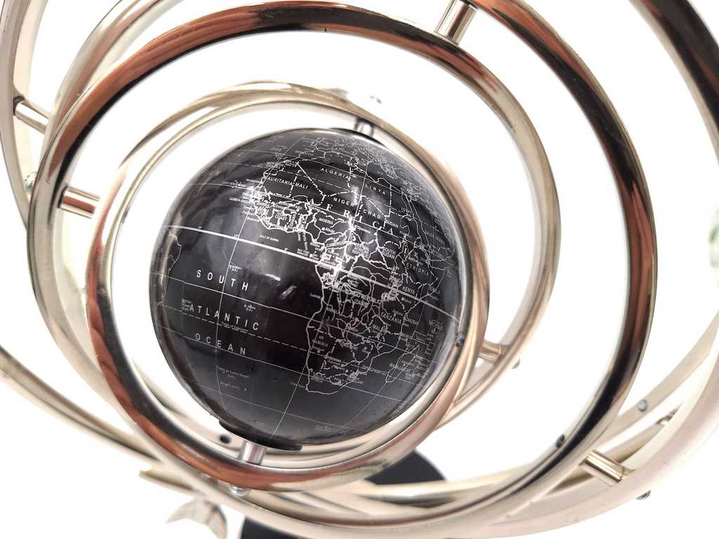 Gömbasztrolábium földgömbbel, 44,5 cm, ezüstszínben, személyre szabható gravírozással