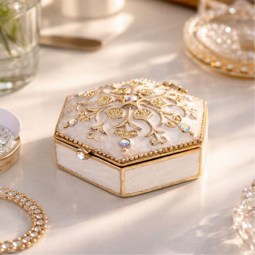 Elegáns fém ajándékdobozka kristályokkal B0035-08WH, fehér-arany színben, gravírozással személyre szabható, ideális ékszerekhez és apróságokhoz, 5x5x2cm