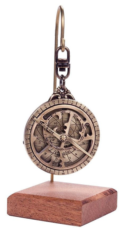 H81 miniatűr asztrolábium fa talpon, gravírozással személyre szabható – elegáns dekorációs elem ajándékba csillagászatkedvelőknek, magasság 13 cm, átmérő 4,5 cm, különleges kivitel gondos részletkidolgozással