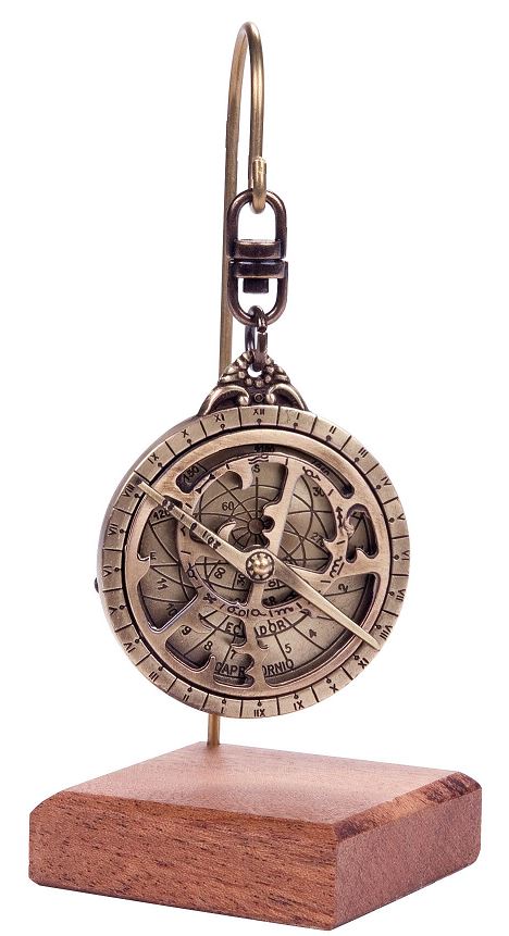 H81 miniatűr asztrolábium fa talpon, gravírozással személyre szabható – elegáns dekorációs elem ajándékba csillagászatkedvelőknek, magasság 13 cm, átmérő 4,5 cm, különleges kivitel gondos részletkidolgozással