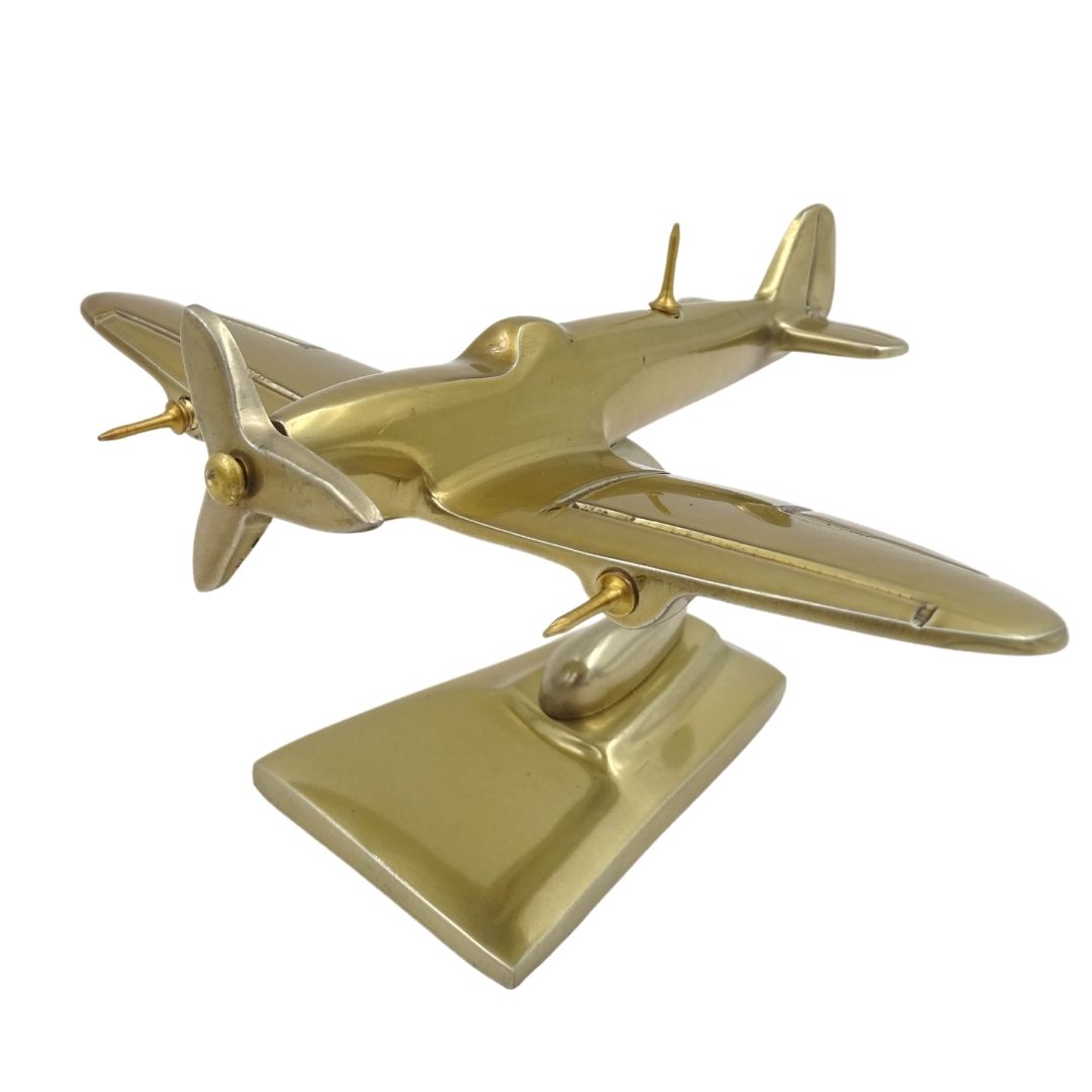 Aranyszínű WWII Spitfire vadászgépmodell gravírozással személyre szabható kivitelben – elegáns ajándék repüléskedvelőknek, alumíniumból készült, méretek: 15 × 13 × 8 cm
