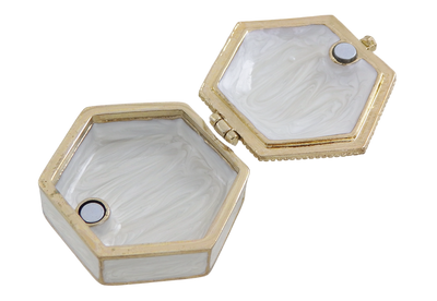 Elegáns fém ajándékdobozka kristályokkal B0035-08WH, fehér-arany színben, gravírozással személyre szabható, ideális ékszerekhez és apróságokhoz, 5x5x2cm