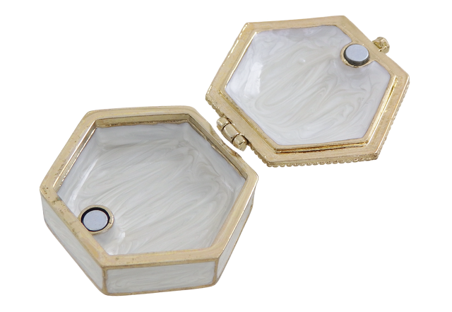 Elegáns fém ajándékdobozka kristályokkal B0035-08WH, fehér-arany színben, gravírozással személyre szabható, ideális ékszerekhez és apróságokhoz, 5x5x2cm