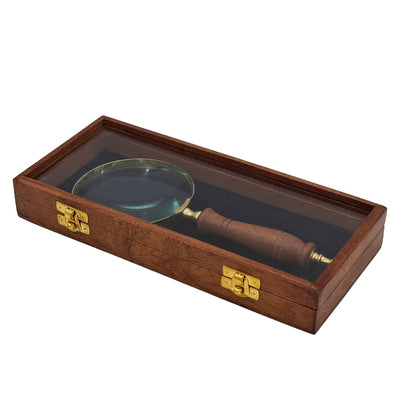 Nagyítóüveg fa nyéllel és sárgaréz kivitelben, elegáns üvegtetős dobozban - Ideális ajándék gravírozási lehetőséggel - Méretek: 23 x 10 cm, természetes anyagok
