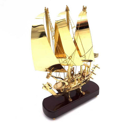 Elegáns sárgaréz hajó fa talpon, 30 cm, személyre szabható gravírozással