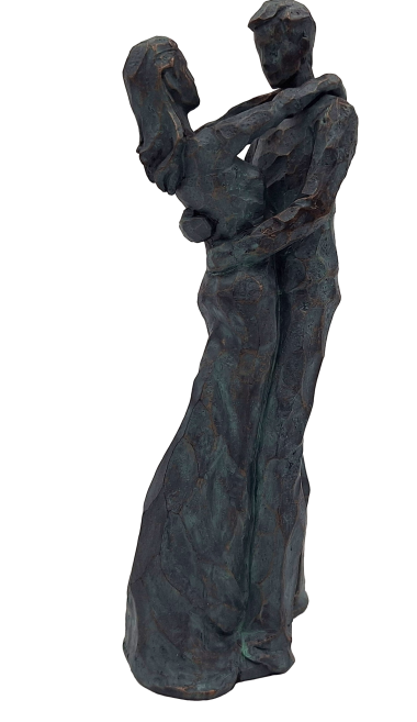 Táncoló pár dekorációs szobrocska gravírozással – romantikus ajándék esküvőre vagy évfordulóra – magassága 28 cm, polirezinből készült, elegáns design mély színvilágban