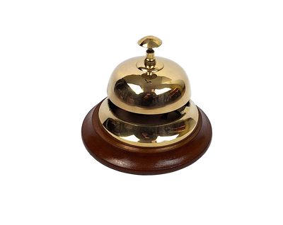 Mosiężny gong hotelowy na drewnianej podstawie TB27/4 z możliwością personalizacji grawerem, elegancki prezent w kolorze złotym i brązowym, wysokość 11 cm, średnica 12 cm