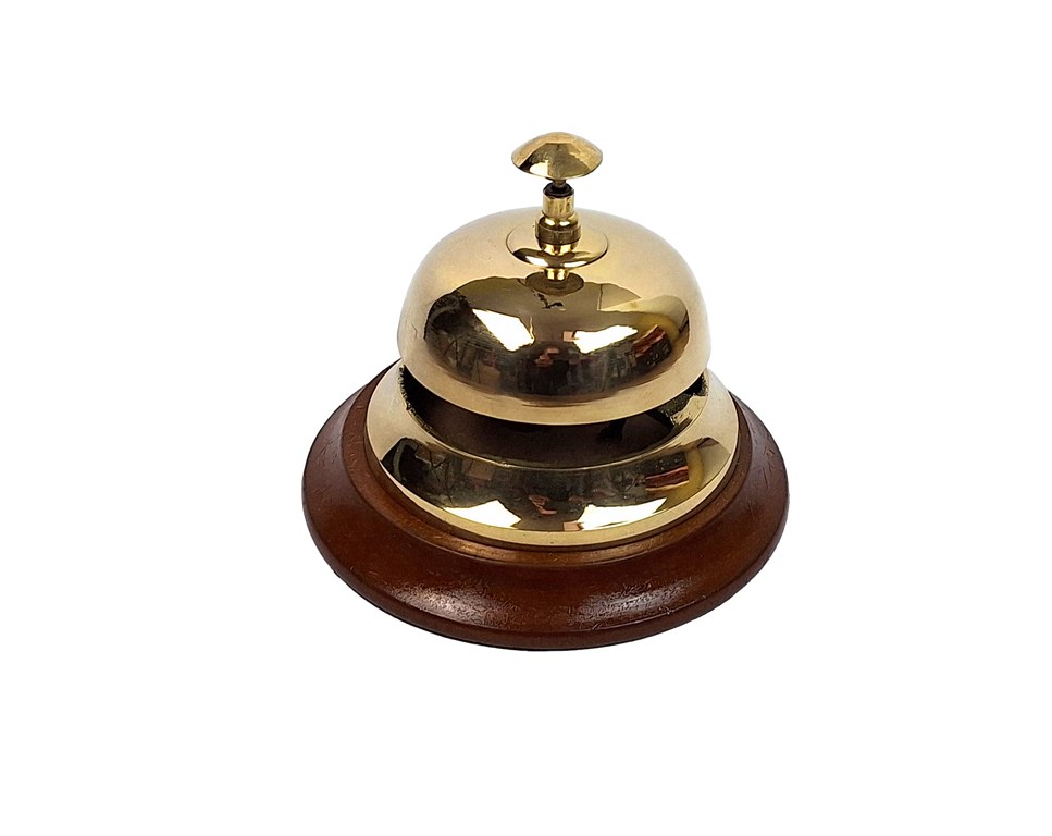 Mosiężny gong hotelowy na drewnianej podstawie TB27/4 z możliwością personalizacji grawerem, elegancki prezent w kolorze złotym i brązowym, wysokość 11 cm, średnica 12 cm