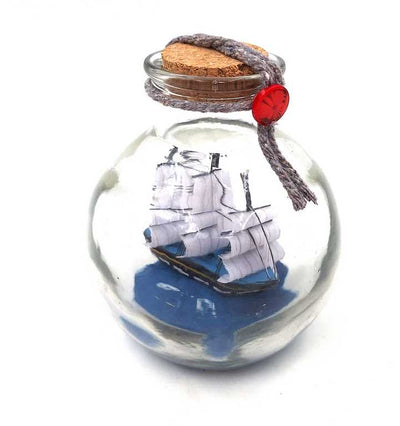 Miniatűr vitorlás hajó palackban, gravírozással személyre szabható – klasszikus tengerészeti dekoráció ajándékba, 10 x 10 x 11 cm