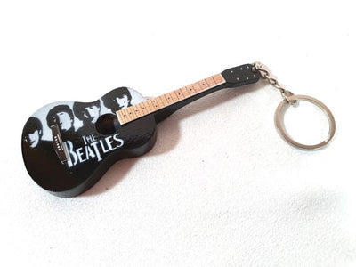 The Beatles EGK-0894 gitár kulcstartó, gravírozással személyre szabható, fa, fehér, fekete és barna színben, ideális ajándék zenerajongóknak és gitárosoknak