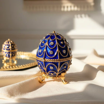 Exkluzív fém ékszerdoboz kristályokkal, Fabergé-tojás formában, sötétkék-arany, 5,5x6,5cm, gravírozással személyre szabható