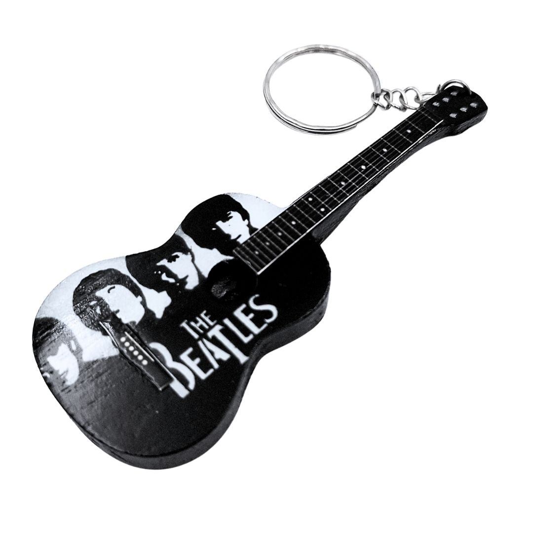 The Beatles EGK-0894 gitár kulcstartó, gravírozással személyre szabható, fa, fehér, fekete és barna színben, ideális ajándék zenerajongóknak és gitárosoknak