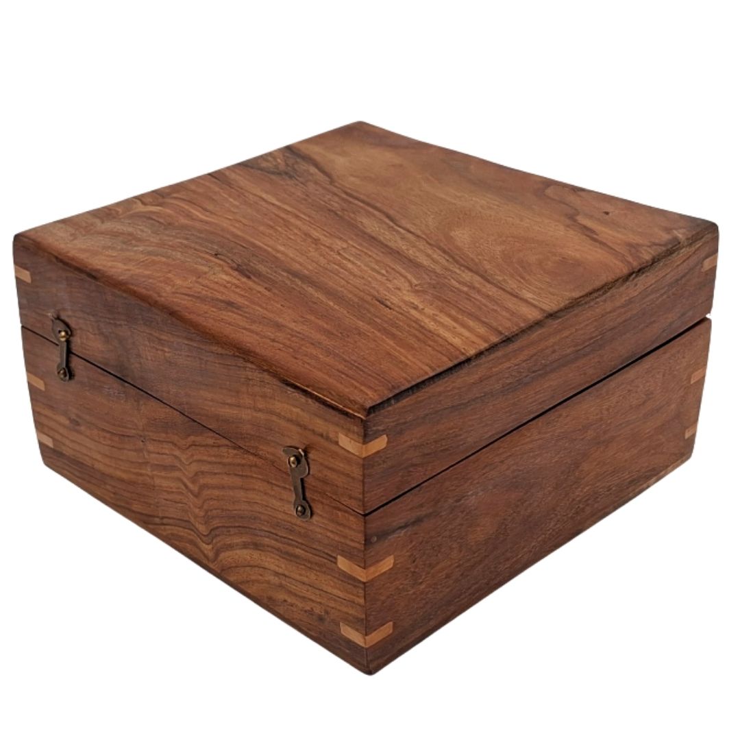 Elegáns fa ajándékdoboz, 20x20x11 cm, sötétkék betéttel és gravírozással személyre szabható