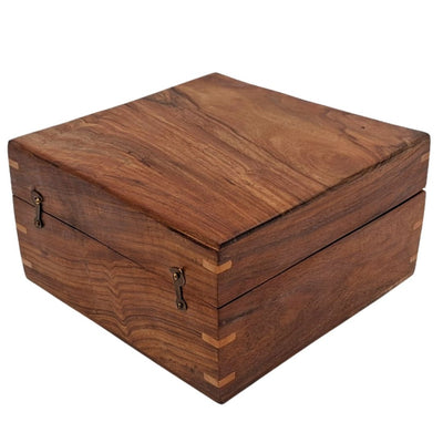 Elegáns fa ajándékdoboz, 20x20x11 cm, sötétkék betéttel és gravírozással személyre szabható