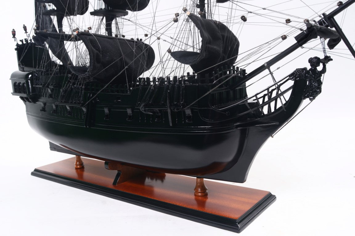 Czarna Perła BP80R kalózhajó-modell személyre szabható gravírozási lehetőséggel, hosszúság 89 cm, exkluzív ajándék minden alkalomra, kézműves művészeti alkotás, fa talapzat