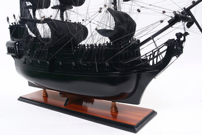 Czarna Perła BP80R kalózhajó-modell személyre szabható gravírozási lehetőséggel, hosszúság 89 cm, exkluzív ajándék minden alkalomra, kézműves művészeti alkotás, fa talapzat
