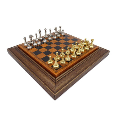 Ekskluzywne metalowe szachy magnetyczne Italfama 18x18 cm z możliwością personalizacji grawerem – elegancki prezent na każdą okazję, brązowo-czarna szachownica z figury złocisto-srebrzyste