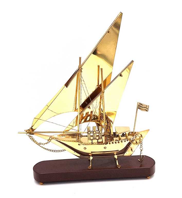 Sárgaréz hajómodell fa talapzaton, 43 cm, személyre szabható gravírozással