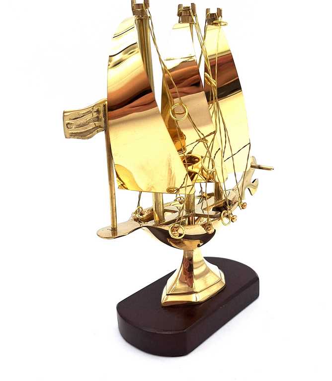 Sárgaréz hajó fa talpon, 20 cm, gravírozási lehetőséggel