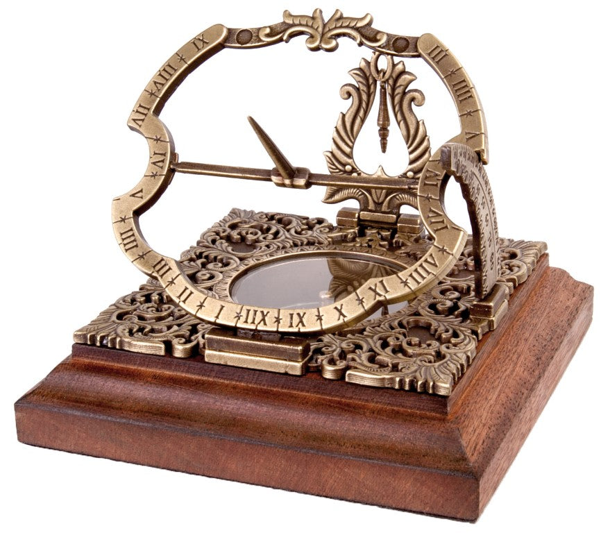 Habsburg H30 sárgaréz napóra gravírozással személyre szabható kivitelben, ideális ajándék, elegáns augsburgi stílusban, magasság 10 cm, fa talpon