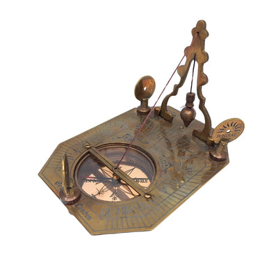 Elegancki Mosiężny Kompas z Zegarem Słonecznym w Drewnianym Pudełku - Idealny Prezent dla Podróżników, Retro Styl, Wymiary: 11.5 x 8.8 x 9.0 cm, Materiał: Mosiądz i Drewno