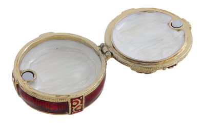 Exkluzív fém ajándékdobozka kristályokkal B0118-08 piros-arany színben, gravírozással személyre szabható, ideális ékszerekhez és elegáns ajándékként minden nő számára, méretek 4x4x1 cm, glamour stílus