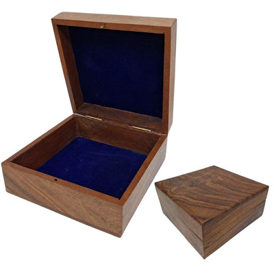 Elegáns fa doboz sötétkék betéttel, 14x14x6,5 cm, gravírozással személyre szabható
