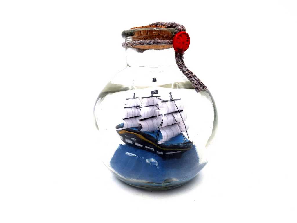 Miniatűr vitorlás hajó palackban, gravírozással személyre szabható – klasszikus tengerészeti dekoráció ajándékba, 10 x 10 x 11 cm