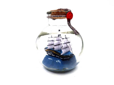 Miniatűr vitorlás hajó palackban, gravírozással személyre szabható – klasszikus tengerészeti dekoráció ajándékba, 10 x 10 x 11 cm