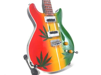 Bob Marley Tribute Ganja MGT-0468 minigitár, gravírozással személyre szabható, ideális ajándék reggae-rajongóknak, kézzel készült mahagónifából, magassága 27,5 cm, sárga, piros, zöld, fehér színű