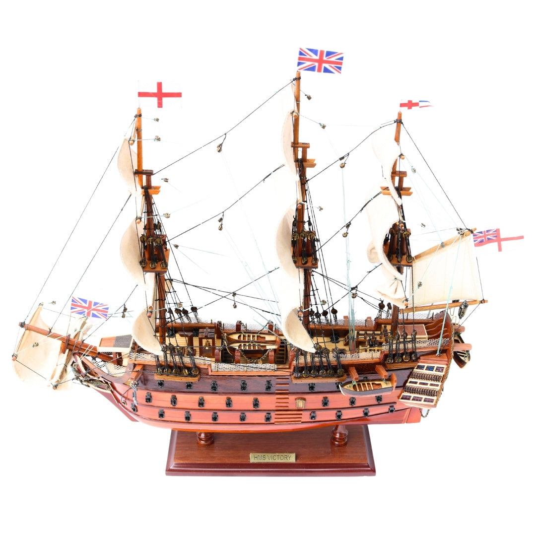 Összeszerelt HMS Victory vitorláshajó-modell, 54 cm - kézzel készített replika, személyre szabható gravírozással - ideális ajándék a vitorlázás szerelmeseinek - kiváló minőség, elegáns fa talapzat