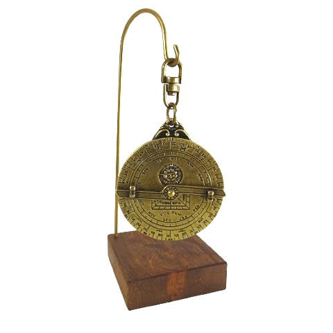 H81 miniatűr asztrolábium fa talpon, gravírozással személyre szabható – elegáns dekorációs elem ajándékba csillagászatkedvelőknek, magasság 13 cm, átmérő 4,5 cm, különleges kivitel gondos részletkidolgozással