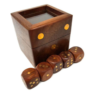 Dobókockajáték elegáns fa dobozban, üveg fedőlappal, gravírozással személyre szabható, ideális ajándék, 5x5 cm, 14 év felettieknek