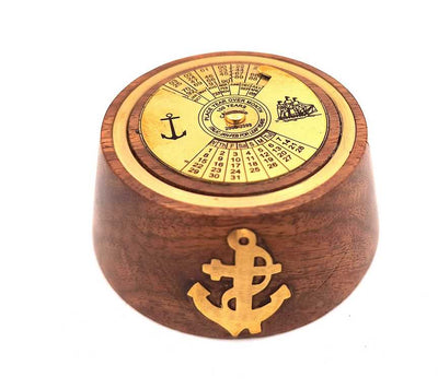 Elegáns sárgaréz-fa öröknaptár, személyre szabható gravírozással, ideális ajándéknak - barna és aranyszínű, méretek: 7,5 x 3,5 cm