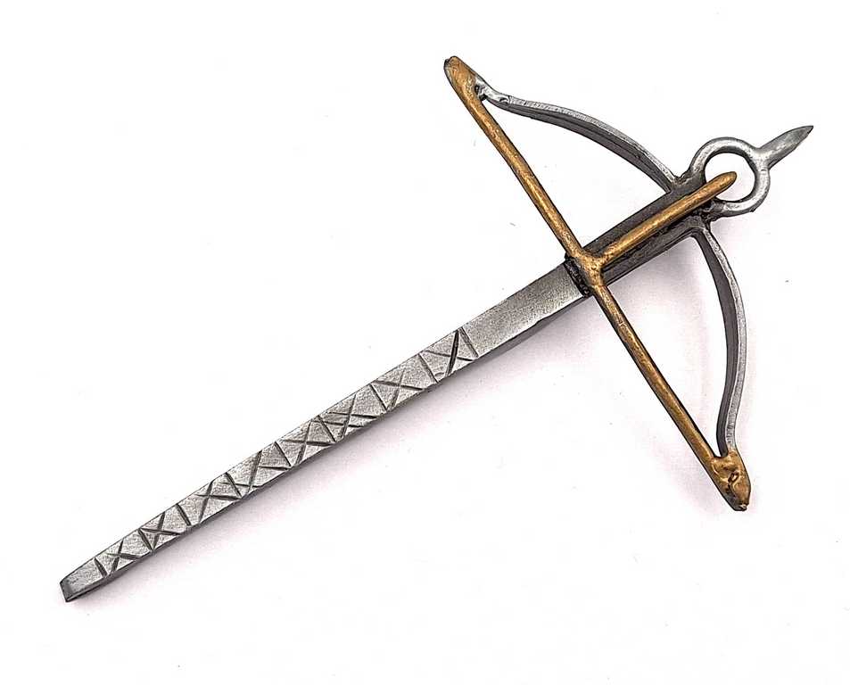 Kisméretű fém számszeríj-replika gravírozással történő személyre szabás lehetőségével – ezüst és arany dekoráció, méretei 14cm x 8,5cm