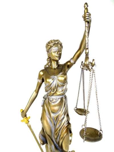 Figurka Temida 35 cm z możliwością personalizacji grawerem - elegancki prezent dla prawnika, sędziego lub radcy prawnego, wykonana z polyresinu w złotym kolorze z antycznym wykończeniem