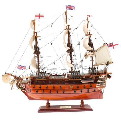 Összeszerelt HMS Victory vitorláshajó-modell, 54 cm - kézzel készített replika, személyre szabható gravírozással - ideális ajándék a vitorlázás szerelmeseinek - kiváló minőség, elegáns fa talapzat