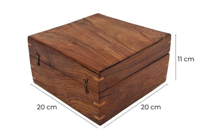 Elegáns fa ajándékdoboz, 20x20x11 cm, sötétkék betéttel és gravírozással személyre szabható