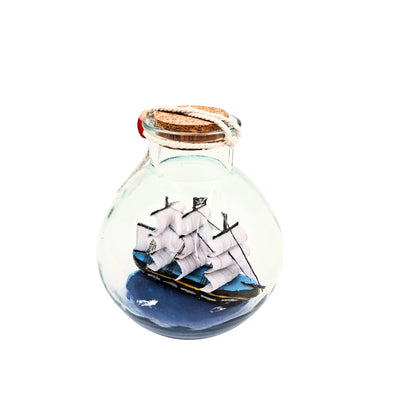 Miniatűr vitorlás hajó palackban, gravírozással személyre szabható – klasszikus tengerészeti dekoráció ajándékba, 10 x 10 x 11 cm