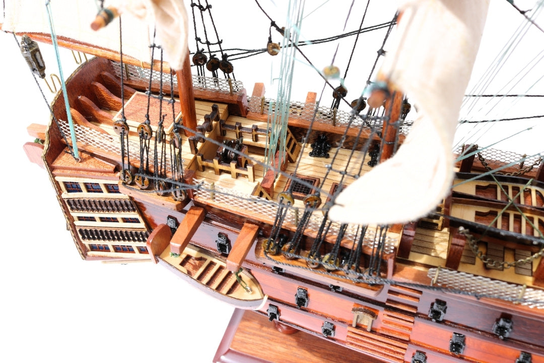 Összeszerelt HMS Victory vitorláshajó-modell, 54 cm - kézzel készített replika, személyre szabható gravírozással - ideális ajándék a vitorlázás szerelmeseinek - kiváló minőség, elegáns fa talapzat
