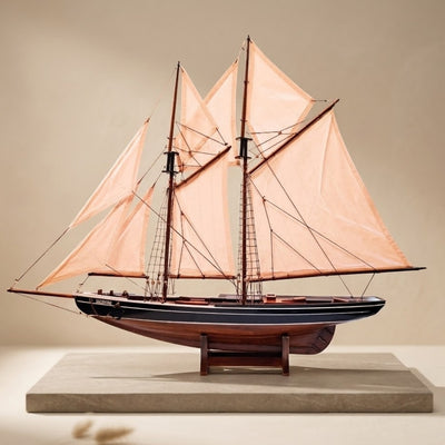 Bluenose szkúner modell 78 cm gravírozással - elegáns fa tengerészeti dekoráció ajándékba a vitorlázás és a tengeri történelem kedvelőinek, természetes vitorlákkal