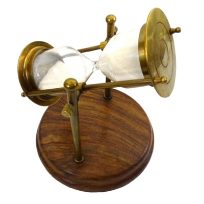 TMR-0200 sárgaréz homokóra fa talpon, gravírozással személyre szabható - elegáns íróasztali ajándék, 20 cm magas, fehér homok