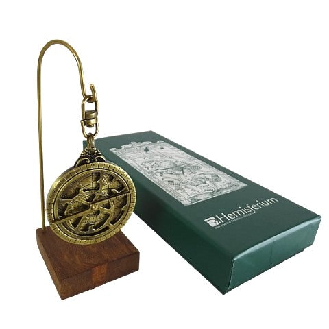 H81 miniatűr asztrolábium fa talpon, gravírozással személyre szabható – elegáns dekorációs elem ajándékba csillagászatkedvelőknek, magasság 13 cm, átmérő 4,5 cm, különleges kivitel gondos részletkidolgozással