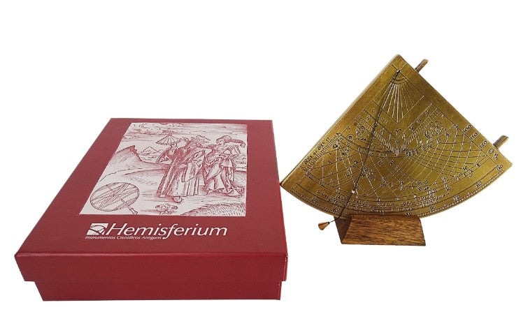 Gunter H39 sárgaréz napkvadráns fa talppal, gravírozással személyre szabható, ideális ajándék a csillagászat kedvelőinek, magasság 17 cm, elegáns ajándékcsomagolás
