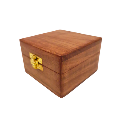 Drewniane pudełko na prezent 6 x 6 x 4 cm z możliwością grawerunku, brązowe, z materiałową wyściółką i mosiężnym zamknięciem