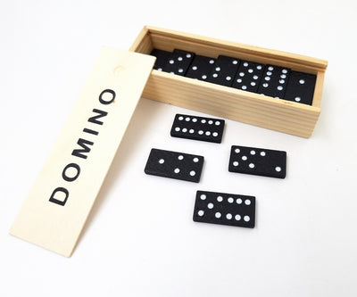 Dominó fadobozban gravírozással történő személyre szabási lehetőséggel - ideális ajándék társasjáték-kedvelőknek, 28 műanyag dominó, doboz mérete 5 x 15 x 3,5 cm, anyag: fa és műanyag
